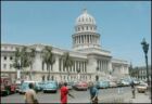 Vista de El Capitolio de La Habana con coches antiguos americanos  en La Habana vieja.