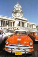 Vista de El Capitolio de La Habana con coches antiguos americanos  en La Habana vieja.