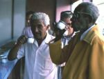 Ancianos Cubanos tonmando un café en las cafeterias de La Habana. 