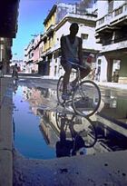 Joven cuano en bicicleta en las calles de La Habana. 