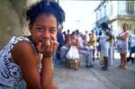 Los Cubanos suelen sentarse frente a sus casas para conversar . La Habana, Cuba.