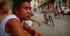 Los Cubanos suelen sentarse frente a sus casas para conversar . La Habana, Cuba.