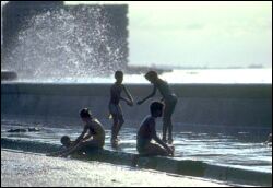  Kids palying in El Malecon. 