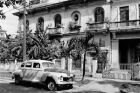En las calles de La Habana, a veces se enciuentran coches antiguos abandonados.