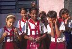 Niños Cubanos felices en la escuela. 