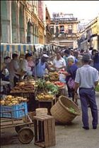 Mercado tipico en las calles de la ciudad de la Habana. 